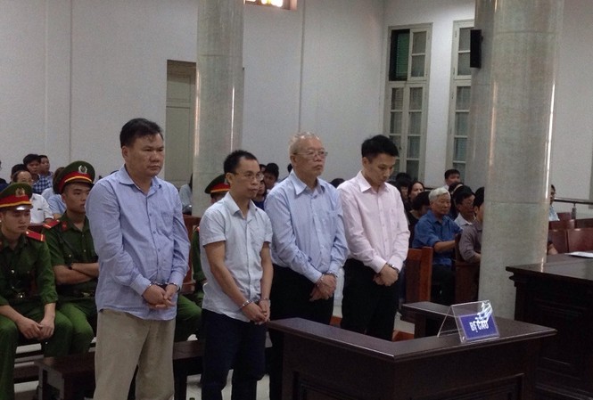 Tòa kiến nghị bắt giữ nguyên TGĐ PVTEX Vũ Đình Duy Các bị cáo nghe tòa tuyên án.