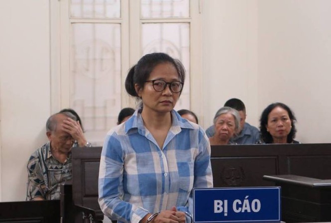 Lừa đảo lấy tiền trả nợ cờ bạc cho chồng Nguyễn Thị Lan Phương tại tòa.