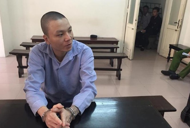 Lừa lấy xe máy bạn để trốn chạy sau khi giết cụ bà gần 80 tuổi Bị cáo Nguyễn Viết Lực tại tòa.