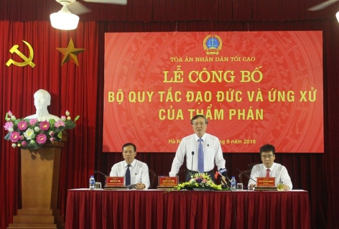 Công bố Bộ Quy tắc đạo đức và ứng xử của Thẩm phán các Tòa án Chánh án Nguyễn Hòa Bình tại lễ công bố.
