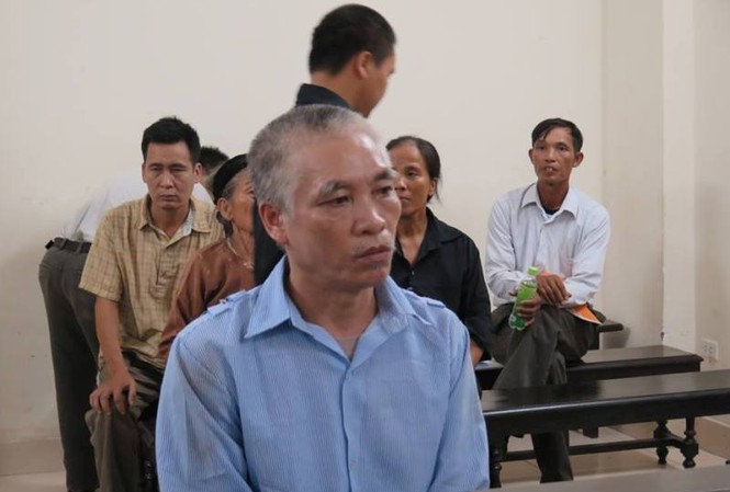 Tát cạn 2 ao nước tìm hung khí vụ giết người, đốt xác đêm 30 Tết Ông Trần Văn Tỉnh tại tòa.