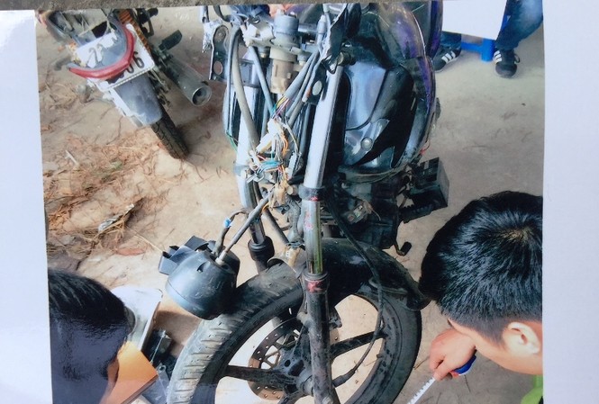 Kiểm lâm kêu oan khi bị kết luận lái ô tô tông công an văng 10m Sau tai nạn, càng xe máy bị cong từ trước ra sau.