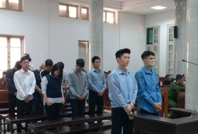 Nhóm người kinh doanh sàn vàng trái phép lĩnh án Các bị cáo nghe tòa tuyên án.