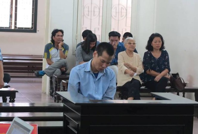 Hai tay hai dao đâm nữ hàng xóm tử vong Bị cáo Hồ Thanh Hiếu tại tòa.