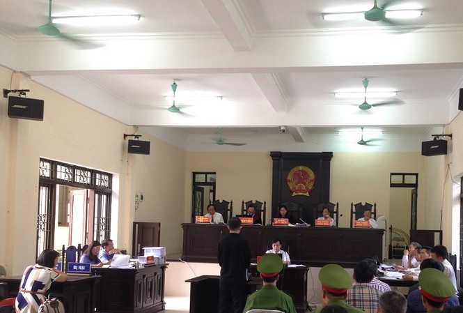 Tìm xe quá tải chưa nộp tiền bảo kê rồi 'mật báo' để CSGT xử lý? Quang cảnh phiên tòa sáng 5/11.