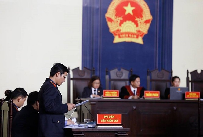 Vụ đánh bạc nghìn tỷ: Hơn 500 người 'sát phạt' trong 2 ngày Đại diện VKSND Phú Thọ công bố cáo trạng. Ảnh Như Ý
