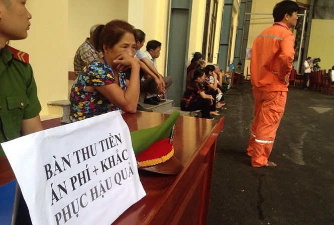 Đánh bạc tới mức... vợ bỏ đi đâu không biết Tòa án bố trí một bàn riêng làm nơi thu án phí hoặc nộp tiền khắc phục hậu quả.