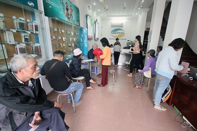 Vì lợi nhuận, nhà mạng lợi dụng thông tin khách hàng để tạo sim rác Khách hàng đến bổ sung thông tin thuê bao tại một điểm giao dịch của Viettel.