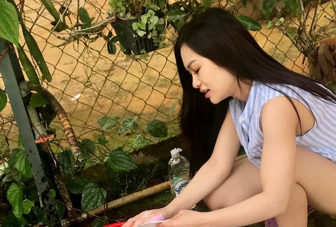 Cô gái vừa rửa chén vừa hát gây bão mạng Cô gái vừa rửa chén vừa hát gây bão mạng