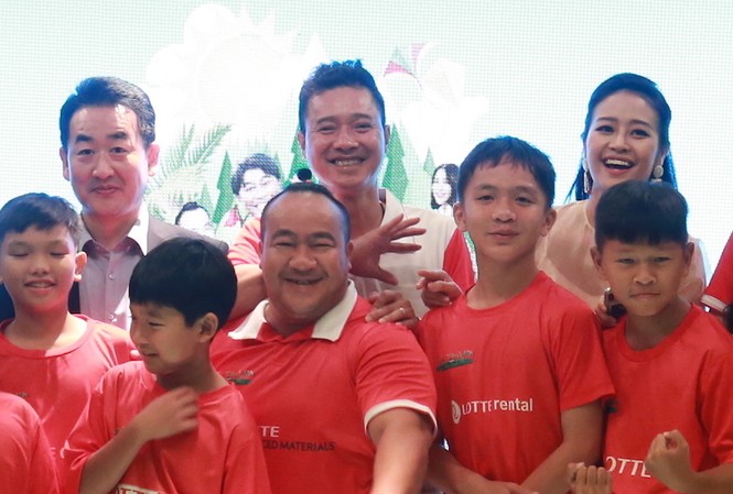 Sau ASIAD, danh thủ Hồng Sơn đi làm Truyền hình thực tế Hiếu Hiền, Hồng Sơn và Hoà Minzy chụp chung với các em
