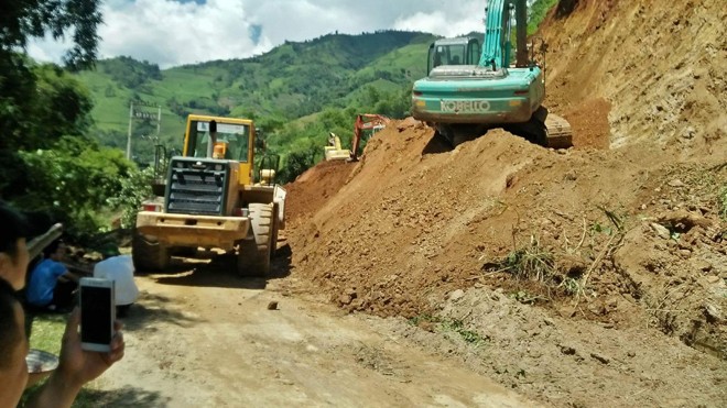 Tuyến đường độc đạo ở Yên Bái tê liệt vì sạt lở núi Hàng tấn đất đá đổ xuống, chắn ngang tuyến đường tỉnh lộ 147