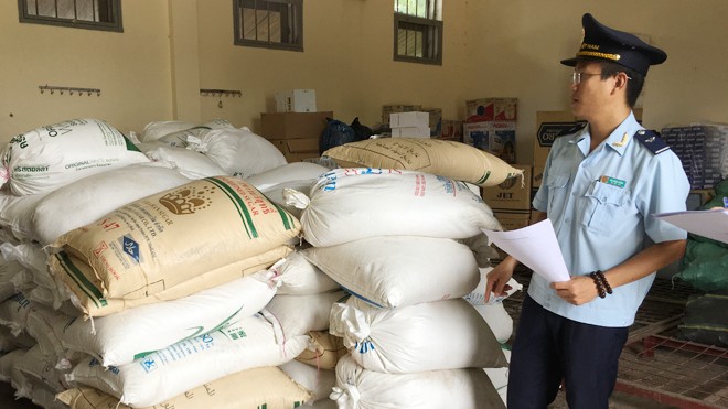 Sau vụ Khaisilk, đẩy mạnh kiểm tra xuất xứ hàng hóa Lực lượng Hải quan Quảng Trị kiểm tra lô hàng đường nhập lậu. Ảnh minh họa của: Tuấn Nguyễn