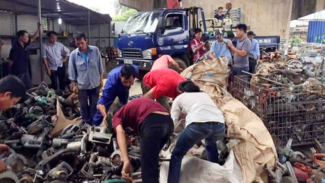 Ai bảo kê 'đại siêu thị' máy móc cũ dưới chân cầu Thăng Long? Hoạt động buôn bán tấp nập dưới chân cầu Thăng Long