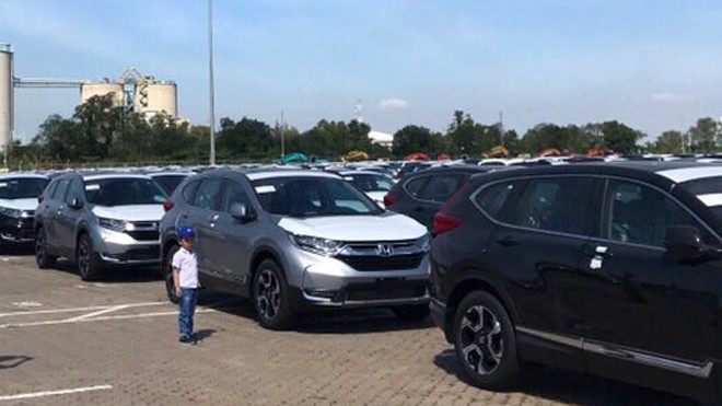 Ô tô dưới 9 chỗ ngồi nhập về Việt Nam giảm gần 10.000 chiếc Ô tô nhập khẩu về cảng Hiệp Phước (TP.HCM) dịp cuối năm 2017