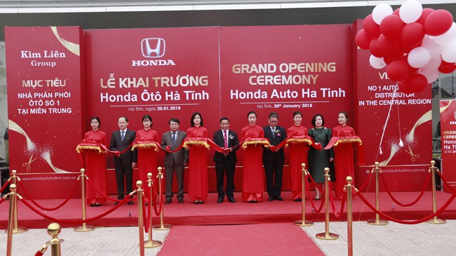 Bỏ 4,5 triệu USD xây dựng đại lý 5S Honda ô tô Hà Tĩnh Các lãnh đạo tỉnh Hà Tĩnh, Tổng Giám đốc Honda Việt Nam & Chủ đầu tư Honda Ôtô Hà Tĩnh thực hiện nghi thức cắt băng khai trương
