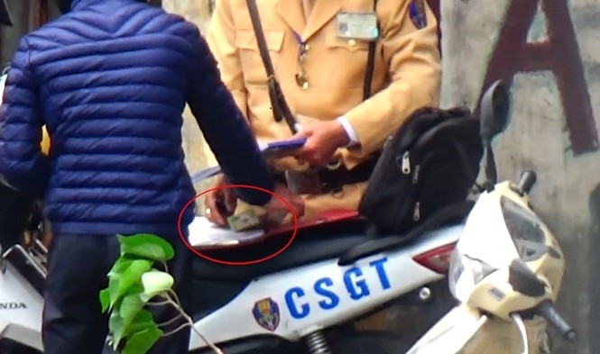 CSGT Hà Nội 'làm luật' như ảo thuật ra sao? Ảnh cắt từ clip