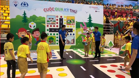 Gần ngàn học sinh và giáo viên 'tranh tài' về an toàn giao thông Các em học sinh tìm hiểu kỹ năng tham gia giao thông an toàn thông qua nhiều trò chơi thú vị