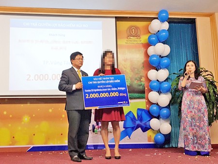 Bảo Việt Nhân thọ chi trả 2 tỷ đồng cho một khách hàng người Pháp Bảo Việt Nhân thọ chi trả quyền lợi 2 tỷ đồng cho gia đình Khách hàng ngoại quốc