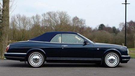 Hai siêu xe Rolls-Royce bị tạm giữ ở cảng Hải Phòng Ảnh minh họa xe Rolls Royce sản xuất năm 2000. Nguồn: Internet