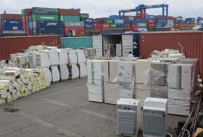 8 container hàng cấm nhập khẩu về Việt Nam khai báo là.... rổ nhựa Hai container chứa hàng nghìn thiết bị điện tử nhập lậu