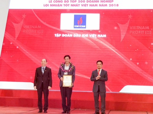 Lọt top 5 DN lợi nhuận nhất 2018, PVN vẫn tự xử lý sai phạm Ông Trần Quang Dũng - Uỷ viên Ban Thường vụ, Trưởng Ban Truyền thông và Văn hoá doanh nghiệp PVN đại diện lãnh đạo Tập đoàn Dầu khí Việt Nam nhận vinh danh doanh nghiệp có lợi nhuận tốt nhất Việt Nam năm 2018
