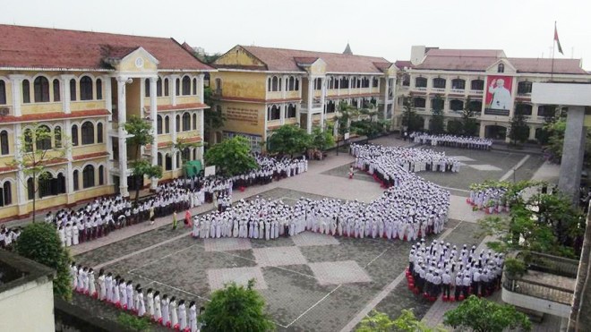 Học sinh xếp hình bản đồ Việt Nam trong lễ chào cờ Học sinh xếp hình bản đồ Việt Nam trong lễ chào cờ