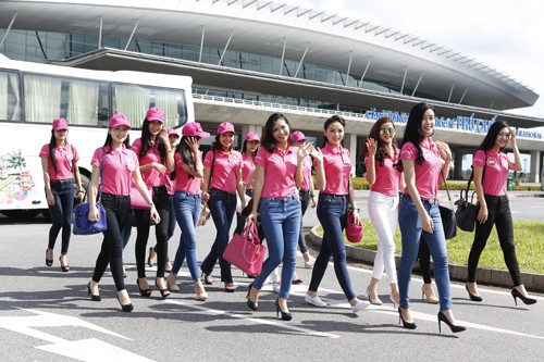 38 thí sinh Hoa hậu đã có mặt tại đảo Ngọc Phú Quốc Các thí sinh phía Bắc có mặt tại sân bay Phú Quốc sáng nay. Ảnh: Hồng Vĩnh