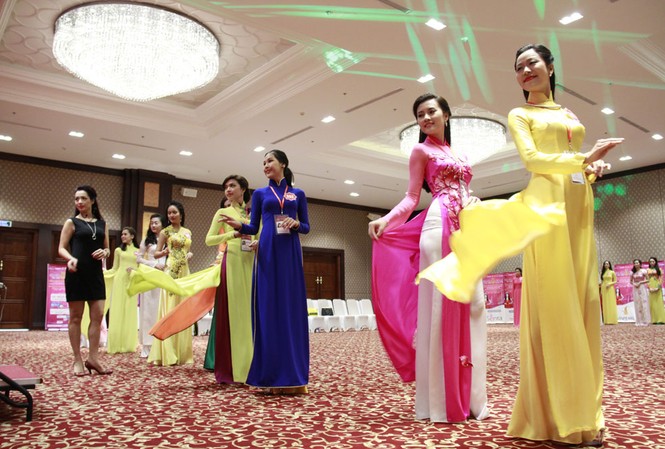 Ngắm thí sinh hoa hậu mặc áo dài đi catwalk Ngắm thí sinh hoa hậu mặc áo dài đi catwalk