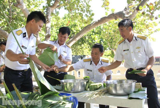 Cận cảnh chiến sĩ Trường Sa gói bánh chưng đón Tết Ngoài những chiếc bánh chưng bình thường, ở Trường Sa còn gói bánh chưng bằng lá bàng vuông.