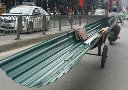 Tử nạn vì tôn cứa cổ: Bí thư Hoàn Kiếm hiến kế quản xe tự chế Phương tiện tự chế chở hàng cồng kềnh, nguy hiểm trên đường phố Hà Nội.