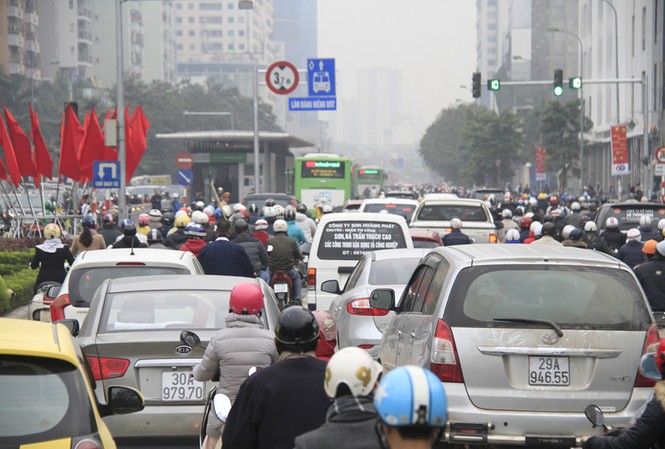 Buýt nhanh BRT bị 'bao vây', tạt đầu giờ cao điểm Buýt nhanh BRT bị 'bao vây', tạt đầu giờ cao điểm