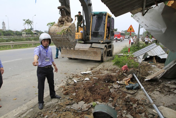 Hà Nội: Cận cảnh máy xúc bẻ cây, đập nhà tạm…đòi lại vỉa hè Hà Nội: Cận cảnh máy xúc bẻ cây, đập nhà tạm…đòi lại vỉa hè