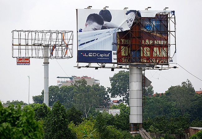 Biển quảng cáo tấm lớn: Siêu lợi nhuận và siêu... nhếch nhác Biển quảng cáo tấm lớn: Siêu lợi nhuận và siêu... nhếch nhác