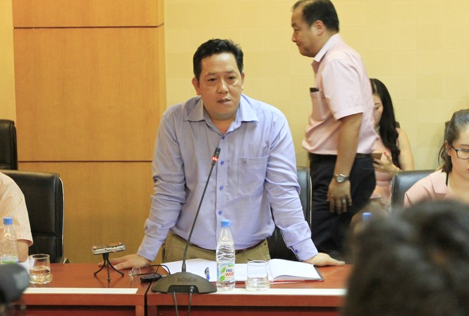 Cục phó bị mất trộm: Tôi mang tiền đi mua đất Ông Nguyễn Xuân Quang trả lời báo chí. Ảnh: Trường Phong