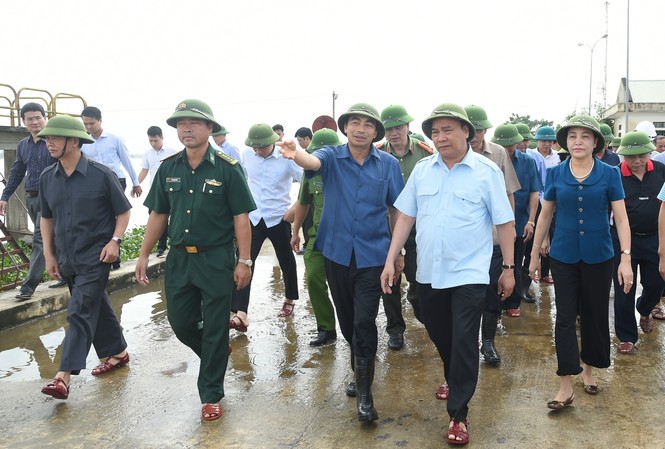 Thủ tướng thị sát, chỉ đạo hộ đê tại Ninh Bình Thủ tướng thị sát, chỉ đạo hộ đê tại Ninh Bình