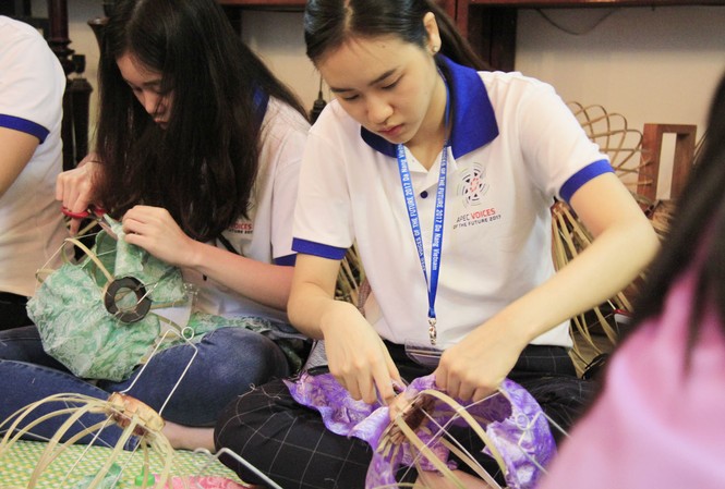 Nam thanh nữ tú APEC làm đèn lồng ở Hội An Nam thanh nữ tú APEC làm đèn lồng ở Hội An