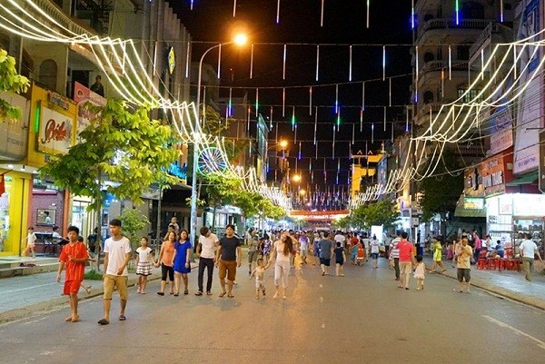 Hà Nội: Nhiều trường hợp phải xin lỗi lực lượng quản lý phố đi bộ Hà Nội: Nhiều trường hợp phải xin lỗi lực lượng quản lý phố đi bộ