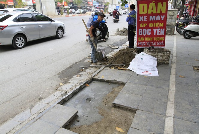 Hà Nội làm rõ việc lát đá vỉa hè sai quy trình, tiêu chuẩn Vỉa hè phố Trần Phú (Hà Đông) sau một thời gian sử dụng đã phải bóc lên làm lại. Ảnh: Trường Phong