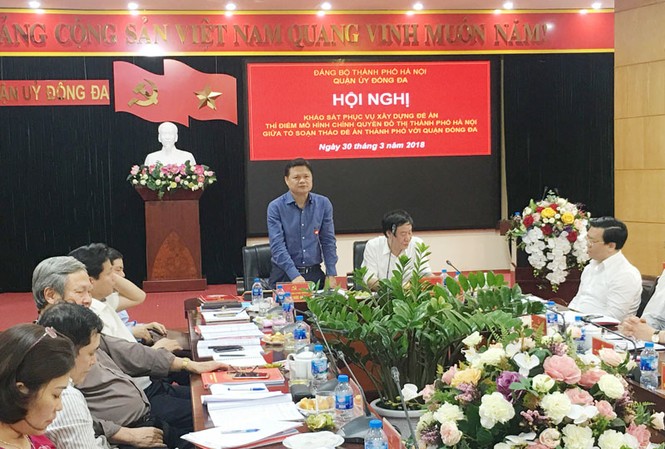 Thí điểm mô hình chính quyền đô thị, Hà Nội sẽ có quận trưởng? Ông Vũ Đức Bảo, Trưởng ban Tổ chức Thành ủy Hà Nội phát biểu tại hội nghị. Ảnh: Trường Phong