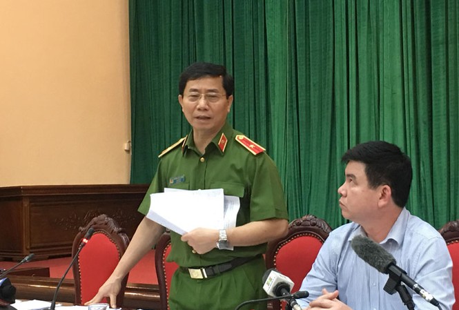 'Không có chuyện hạ chuẩn PCCC 15 chung cư ở Hà Nội' Thiếu tướng Hoàng Quốc Định trả lời báo chí. Ảnh: Trường Phong
