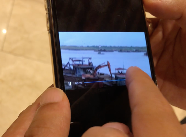 Công an Hà Nội nói về clip tàu cảnh sát đứng cạnh tàu 'cát tặc' Hai tàu khai thác cát trái phép đang hoạt động trên sông Hồng được ghi lại trong clip