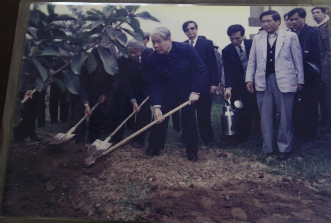 Chuyện về bữa cơm muối vừng của nguyên Tổng Bí thư Đỗ Mười Hình ảnh Cố Tổng Bí thư Đỗ Mười trồng cây đa lưu niệm tại xã Đông Mỹ năm 1996. Ảnh tư liệu.