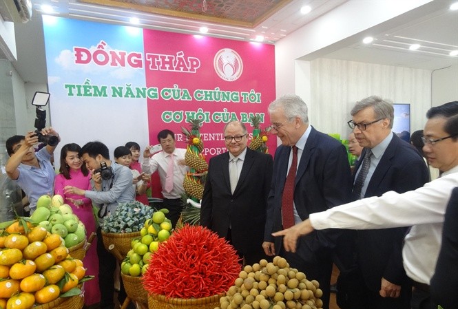 Vì sao nhà đầu tư chưa 'mặn mà' với Đồng Tháp? Quan khách tham quan gian hàng nông sản của tỉnh Đồng Tháp