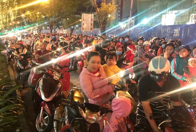 Trung tâm TPHCM ùn tắc, kẹt cứng trong đêm Noel Nhiều phụ huynh đưa con dừng ngay bên đường chụp hình làm giao thông càng thêm hỗn loạn