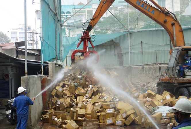 Hàng ngàn chai rượu ngoại, mỹ phẩm bị nghiền nát Tiêu hủy hàng giả, hàng lậu tại TPHCM