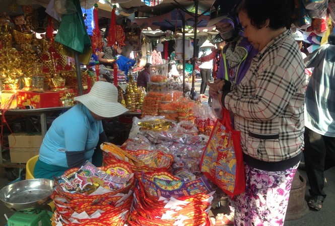 Đồ cúng ông Táo ở TPHCM ‘đắt như tôm tươi’ Người Sài mua sắm đồ cúng ông Táo
