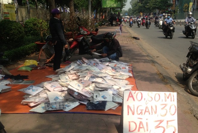 Quần áo, giày dép ‘giá bèo’ đua nhau xuống chợ Tết Sài Gòn Thời trang giá bèo xuống phố