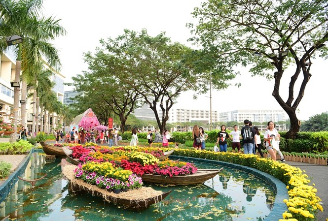 Giới trẻ tấp nập đến Hội hoa xuân Phú Mỹ Hưng 'sống ảo' Hội hoa xuân Phú Mỹ Hưng 2018 hấp dẫn du khách