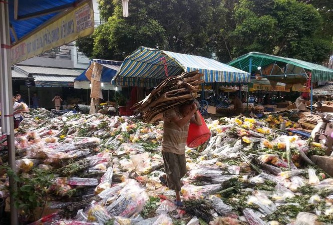 Hoa tươi ở Sài Gòn ế ẩm chất đống chờ xe gom rác Hoa ế chất cao như núi ở chợ hoa sỉ Đầm Sen