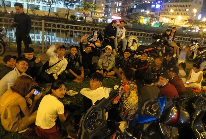 50.000 đồng một tấm bạt ngồi xem pháo hoa giao thừa ở Sài Gòn Giới trẻ Sài Gòn "xí chỗ" xem pháo hoa đón giao thừa
